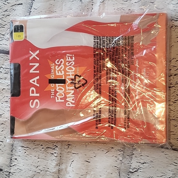 Spanx Invisible Shaping Capri - Picture 1 of 5